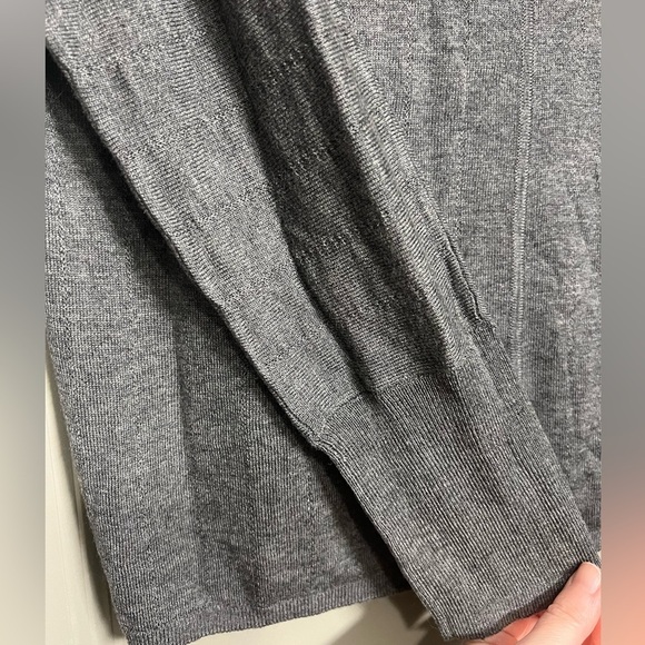 Banana Republic Factory Knit Sweater - Size Medium - Picture 3 of 6